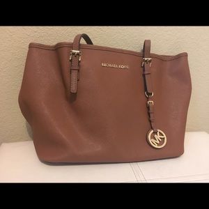 Michael Kors medium Jet Setter. Taupe